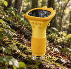 Visuel conceptuel de la couleur jaune : microscope d'exploration sur un tronc moussu